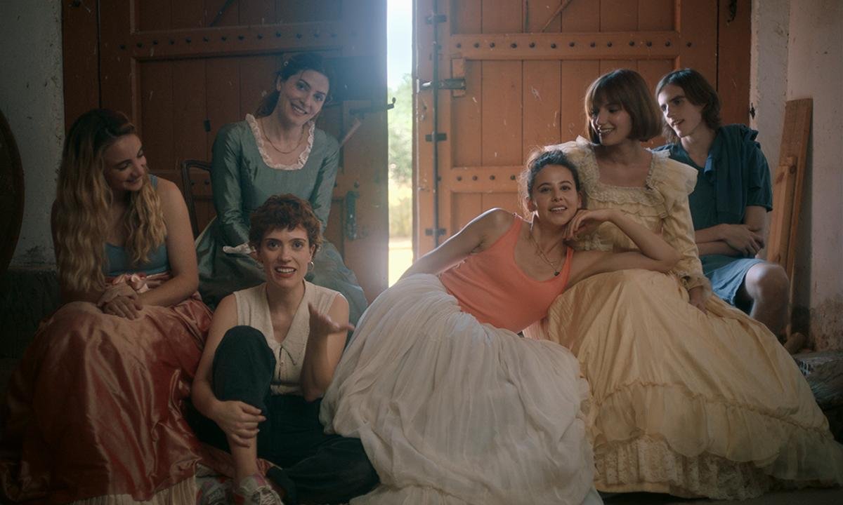 Analizamos 'Las Chicas Están Bien', el debut de Itsaso Arana como directora