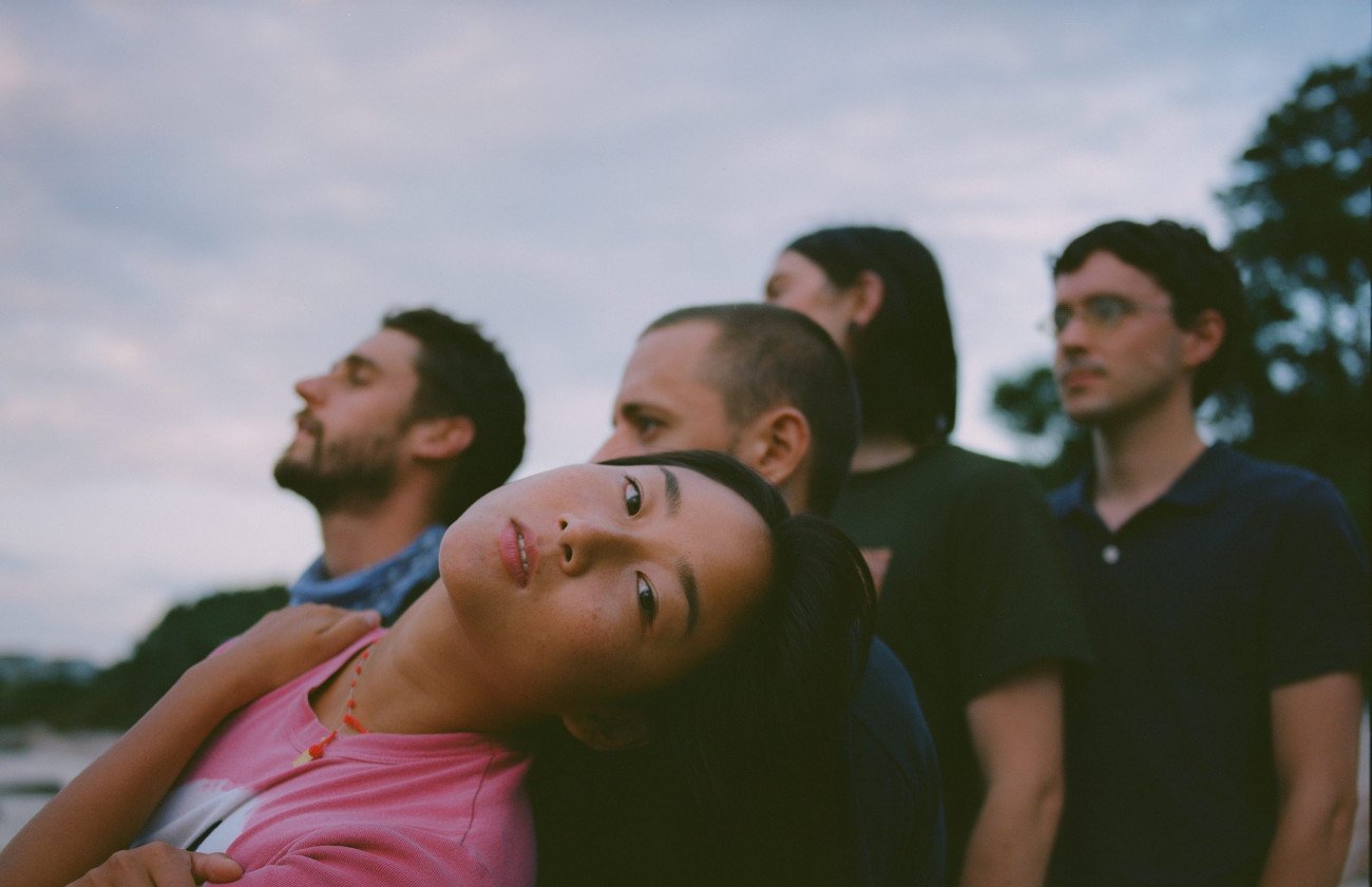 Lightning Bug estrenan dos demos de su futuro álbum Mindies