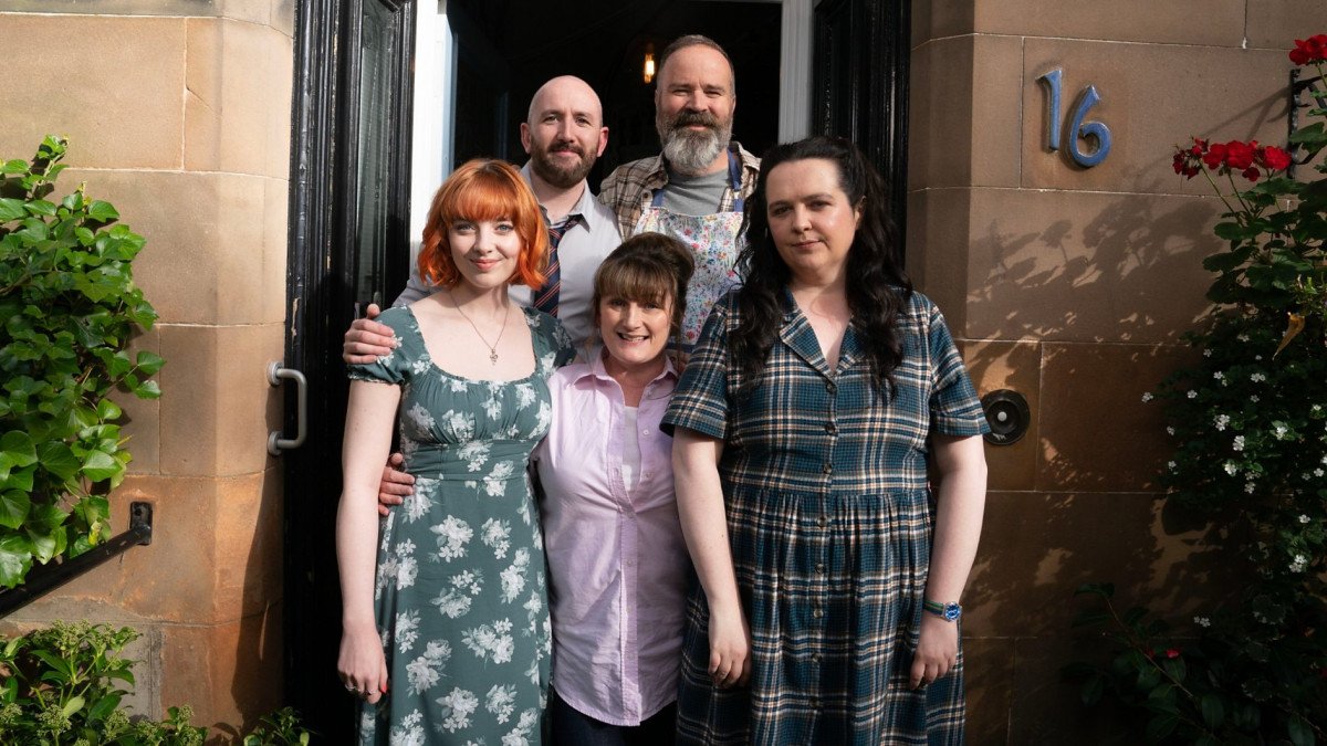 Crítica de la primera temporada de 'Dinosaur', la nueva serie de Niamh McKeown estrenada en Filmin