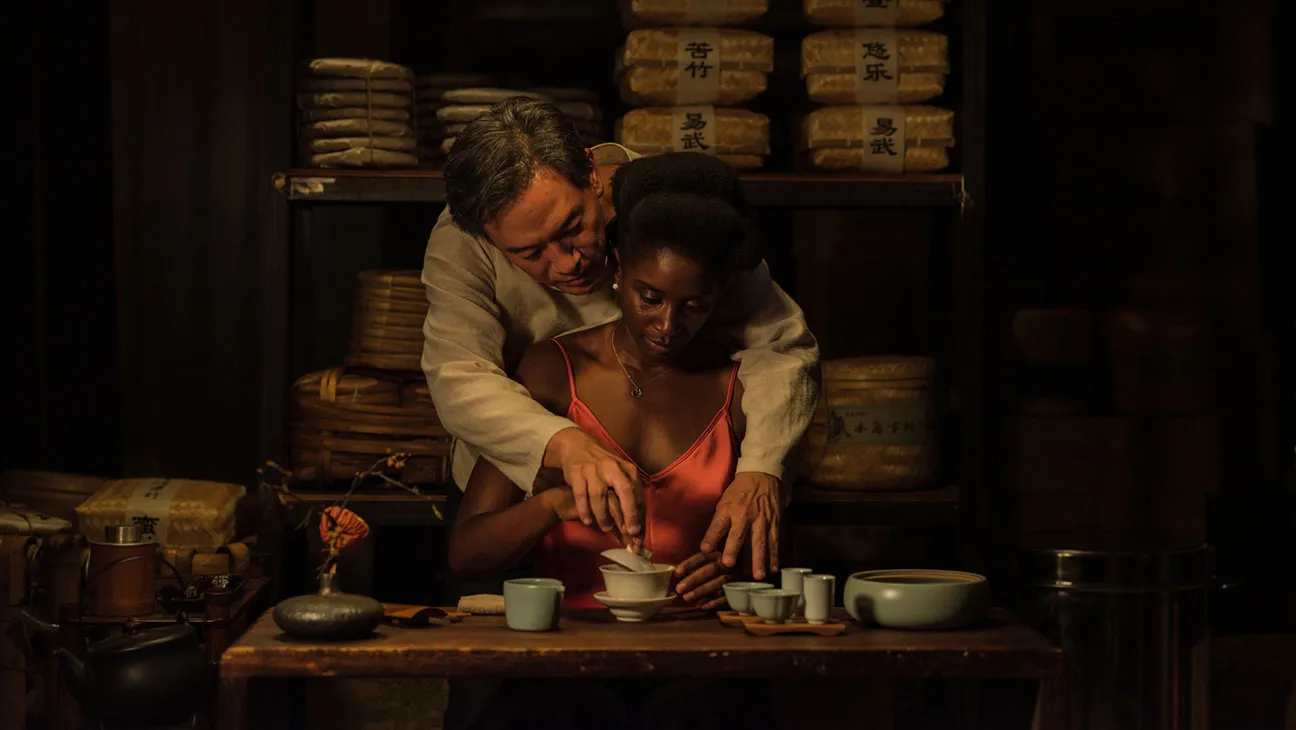 Crítica de 'Té negro': Abderrahmane Sissako expone los matices del amor intercultural