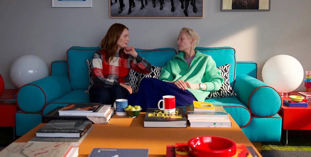 Crítica de ‘La Habitación de al Lado’ de Pedro Almodóvar: Una reflexión delicada sobre la muerte y la amistad