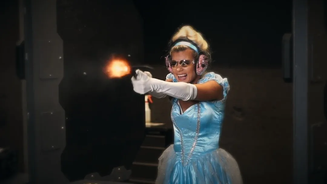 Crítica de ‘From My Cold Dead Hands’ de Javier Horcajada: una sinfonía visual sobre violencia, identidad y nacionalismo