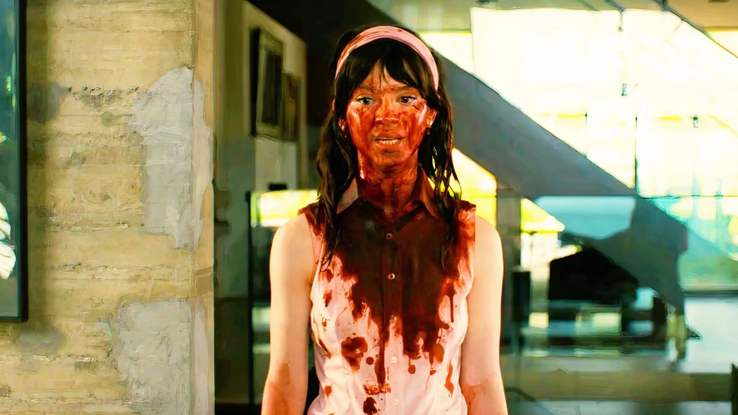 Crítica de 'La Acompañante': Sophie Thatcher brilla en un juego de mentiras programadas