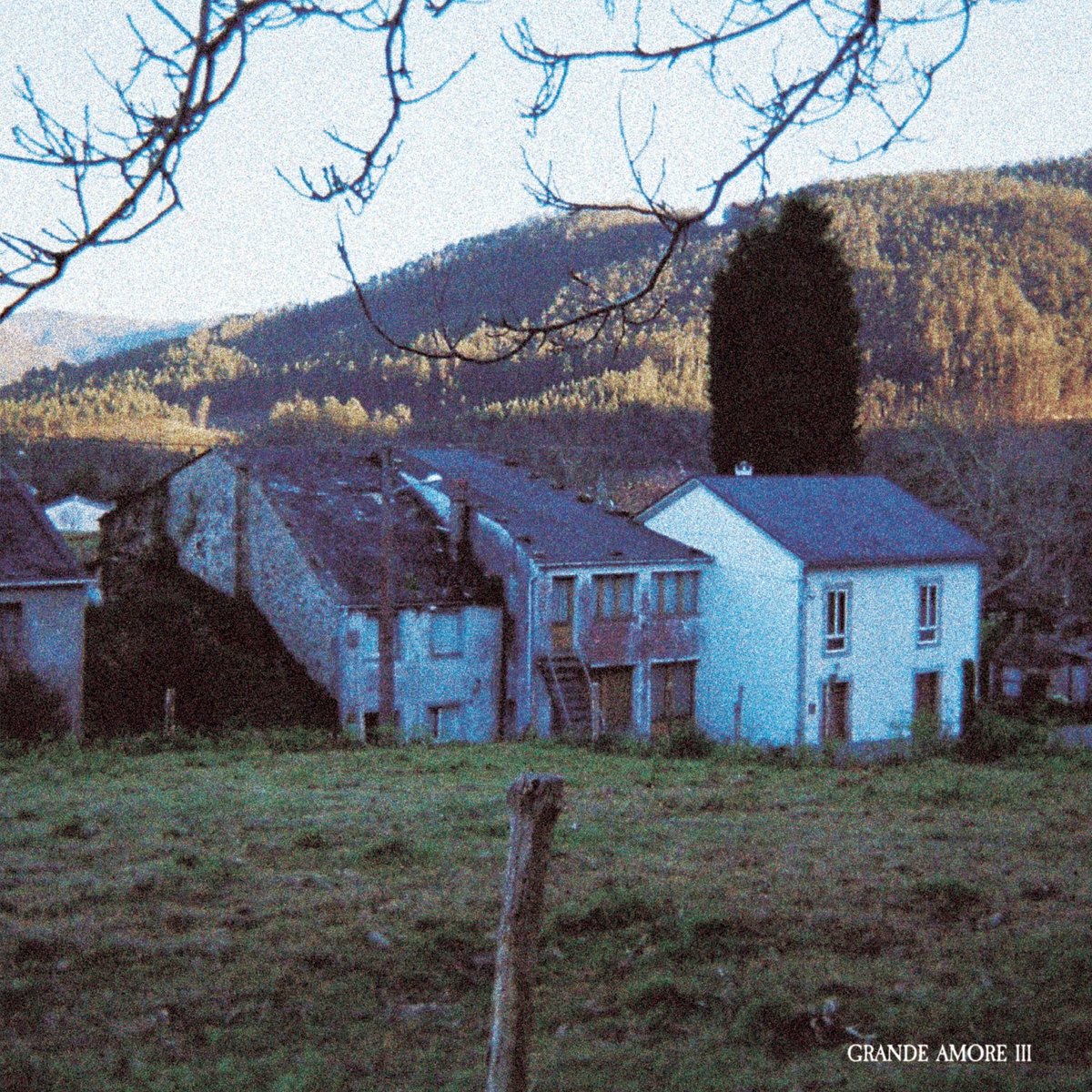 Crítica de ‘III’: Grande Amore ejecutan un giro sombrío sin desactivar su violencia