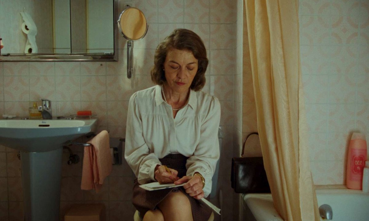 Crítica de 'Un baño propio': Lucía Casañ captura el deseo de desaparecer en lo cotidiano