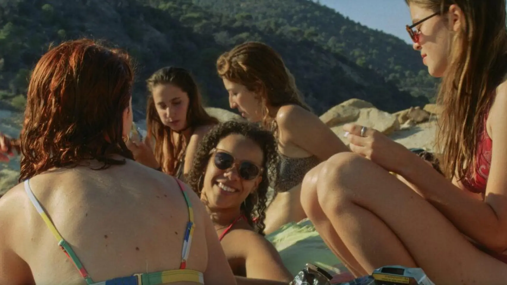 Crítica de ‘A nuestros amigos’: Adrián Orr traza el mapa emocional de una adolescencia dividida