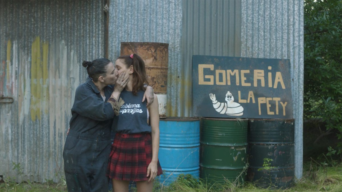 Crítica de ‘¡Caigan las rosas blancas!’: Albertina Carri y una fuga sensorial entre ficciones rotas