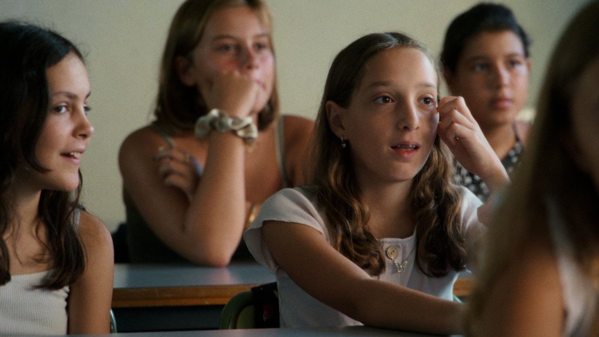 Crítica de ‘Grup Natural’: Nina Solà disecciona los rituales adolescentes en una escuela sin jerarquías