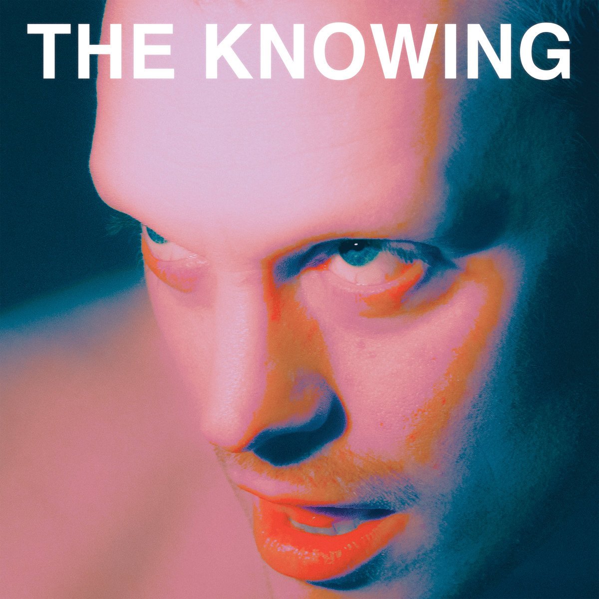 Crítica de ‘The Knowing’: Sean Nicholas Savage reconfigura el presente desde dos ciudades y varios pasados