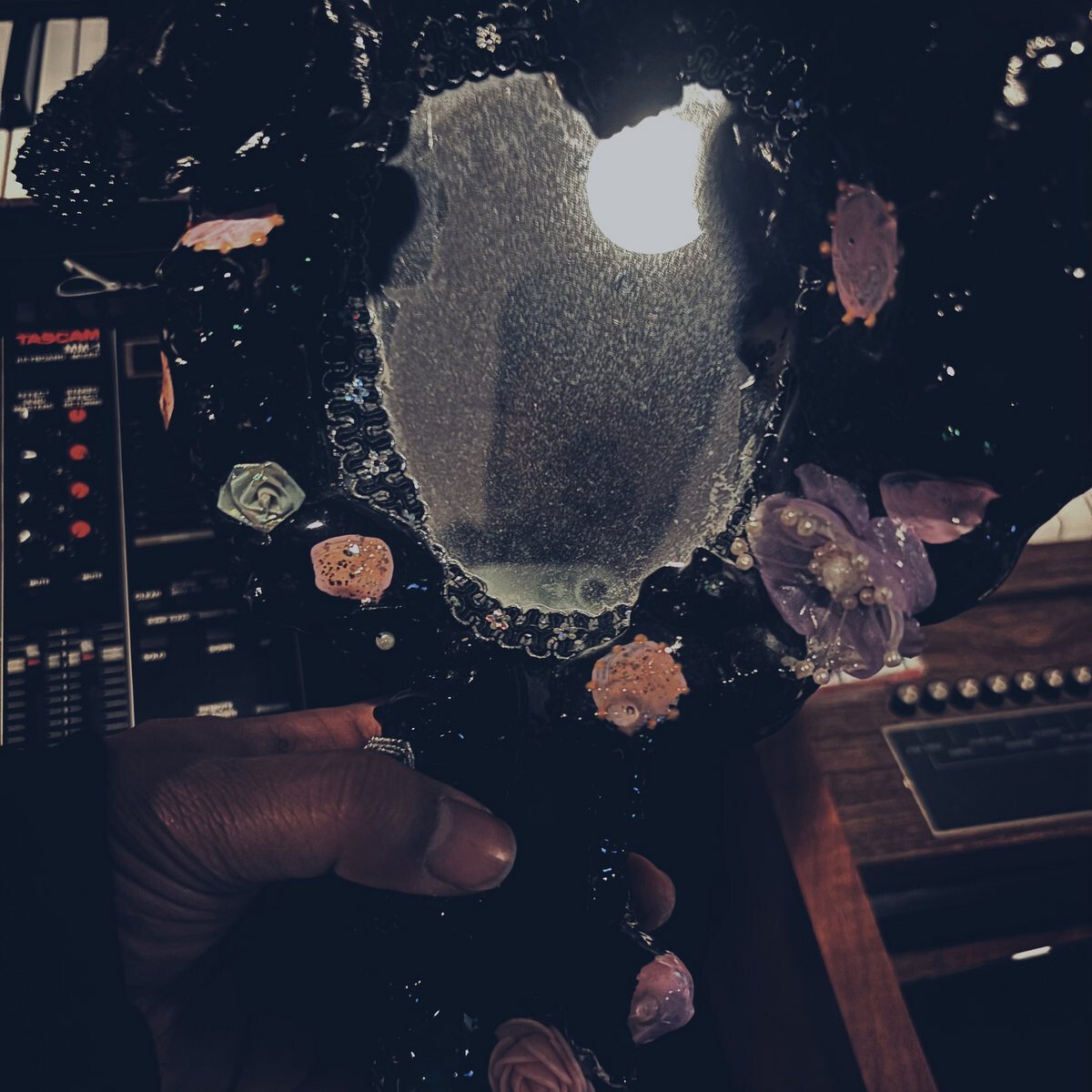 Maneka: 'bathes and listens', crítica de su nuevo LP